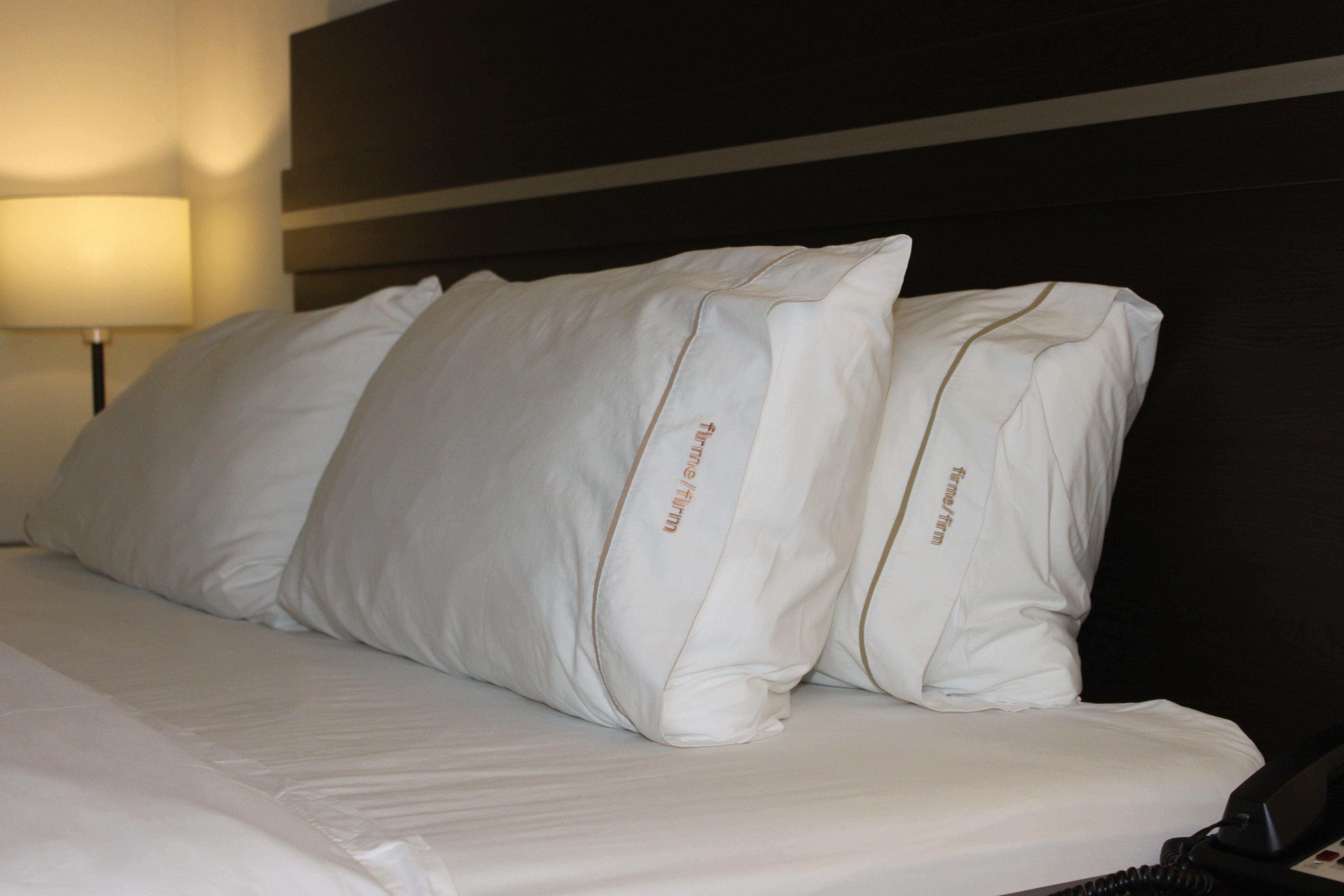 Holiday Inn Express Guaymas By Ihg Exteriér fotografie Pillows on a bed