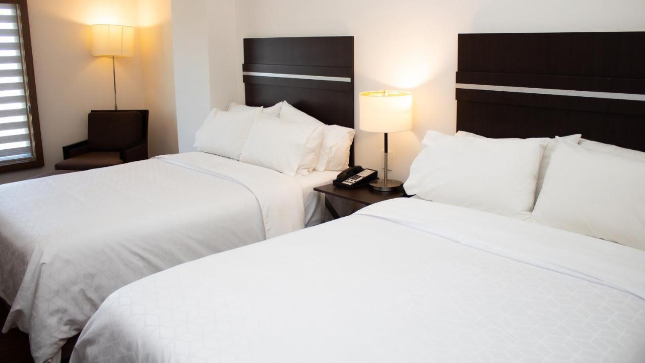 Holiday Inn Express Guaymas By Ihg Exteriér fotografie A typical room at the Hilton Garden Inn