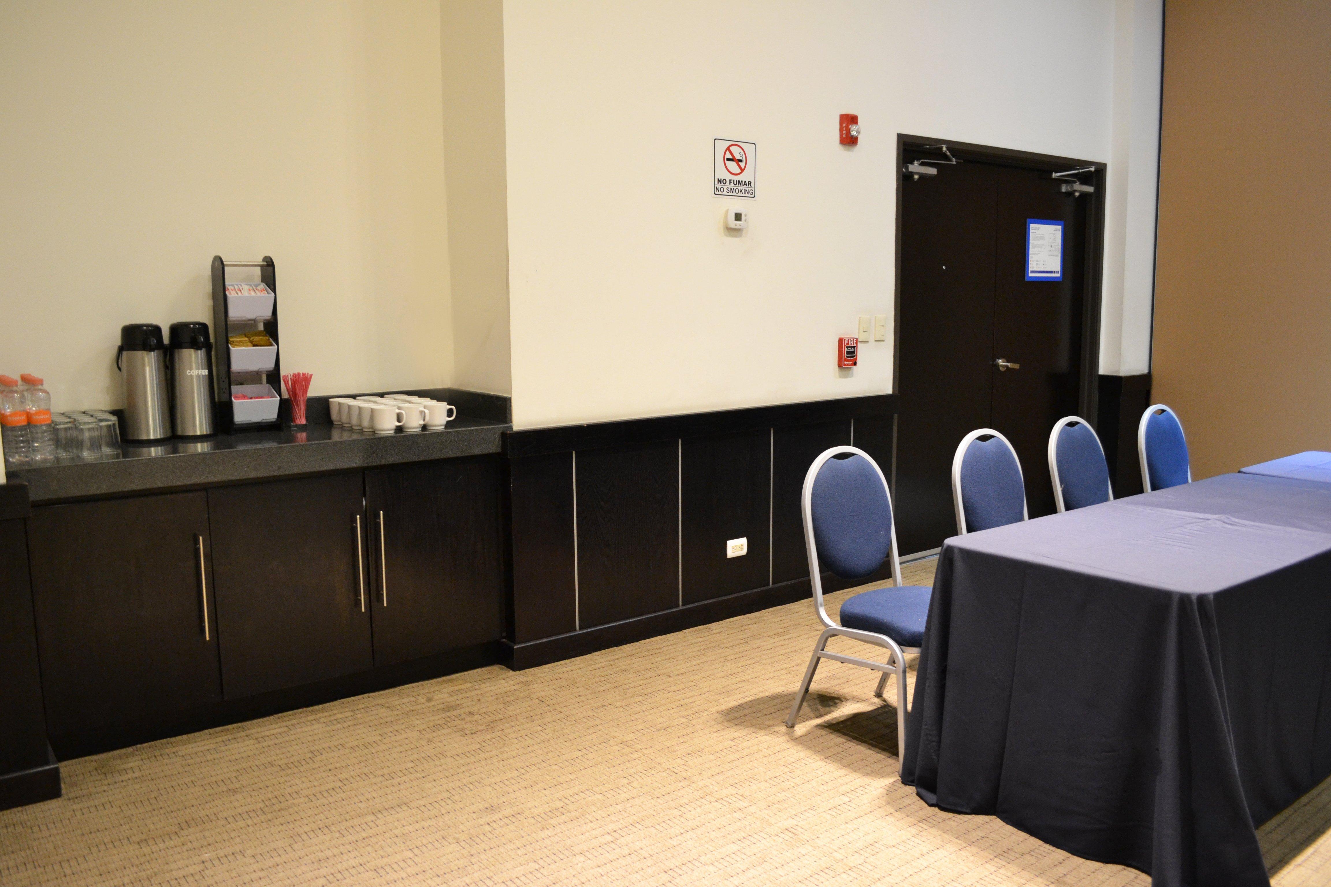 Holiday Inn Express Guaymas By Ihg Exteriér fotografie A typical break room