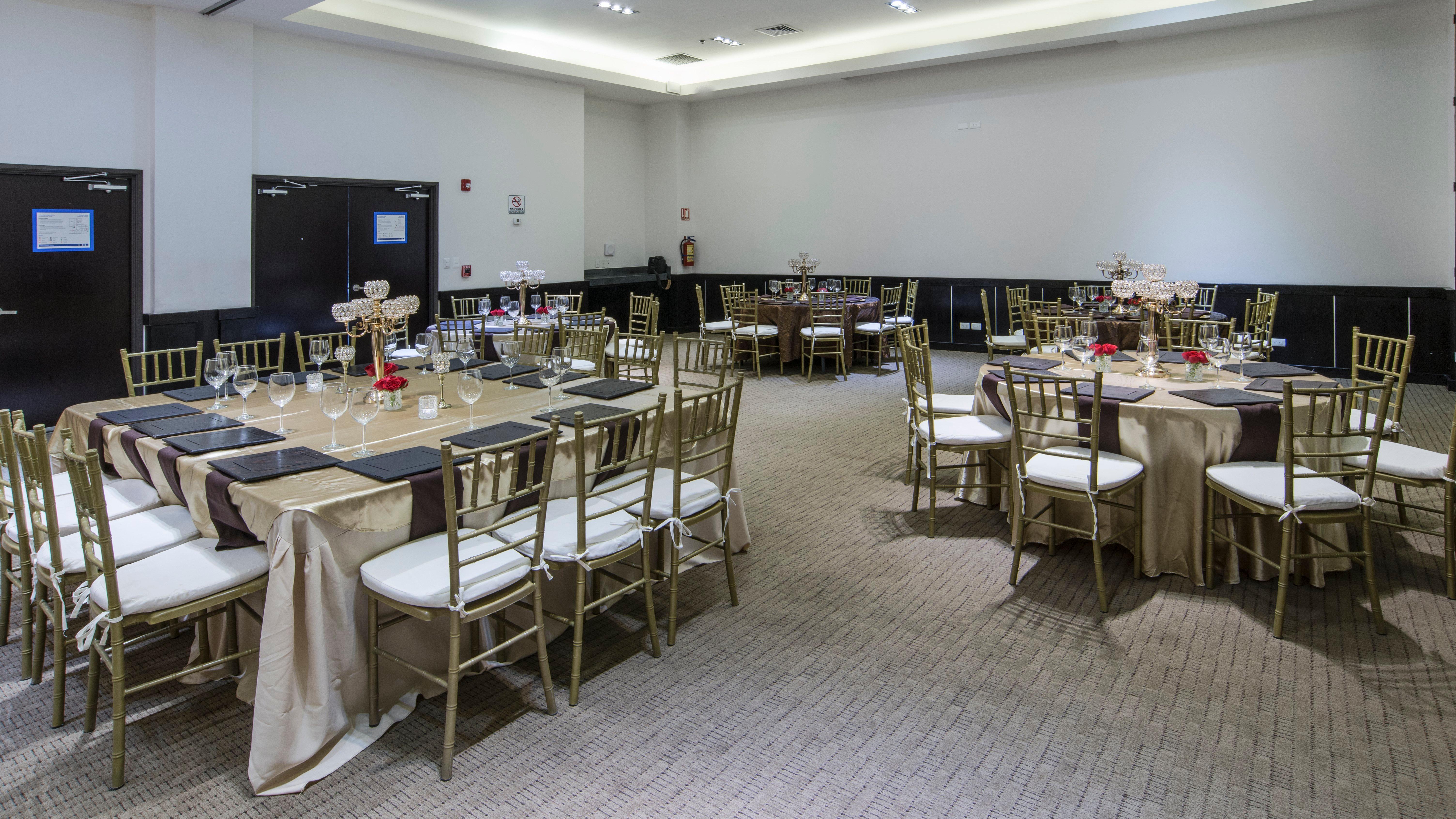 Holiday Inn Express Guaymas By Ihg Exteriér fotografie The ballroom at the hotel