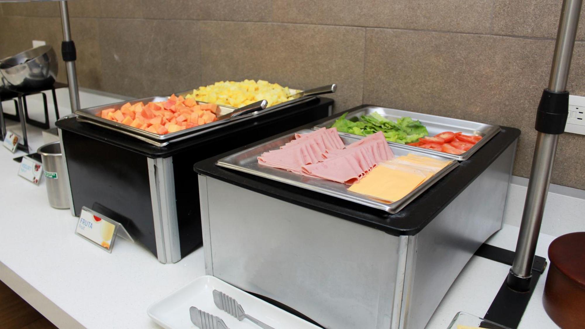 Holiday Inn Express Guaymas By Ihg Exteriér fotografie A chafing dish